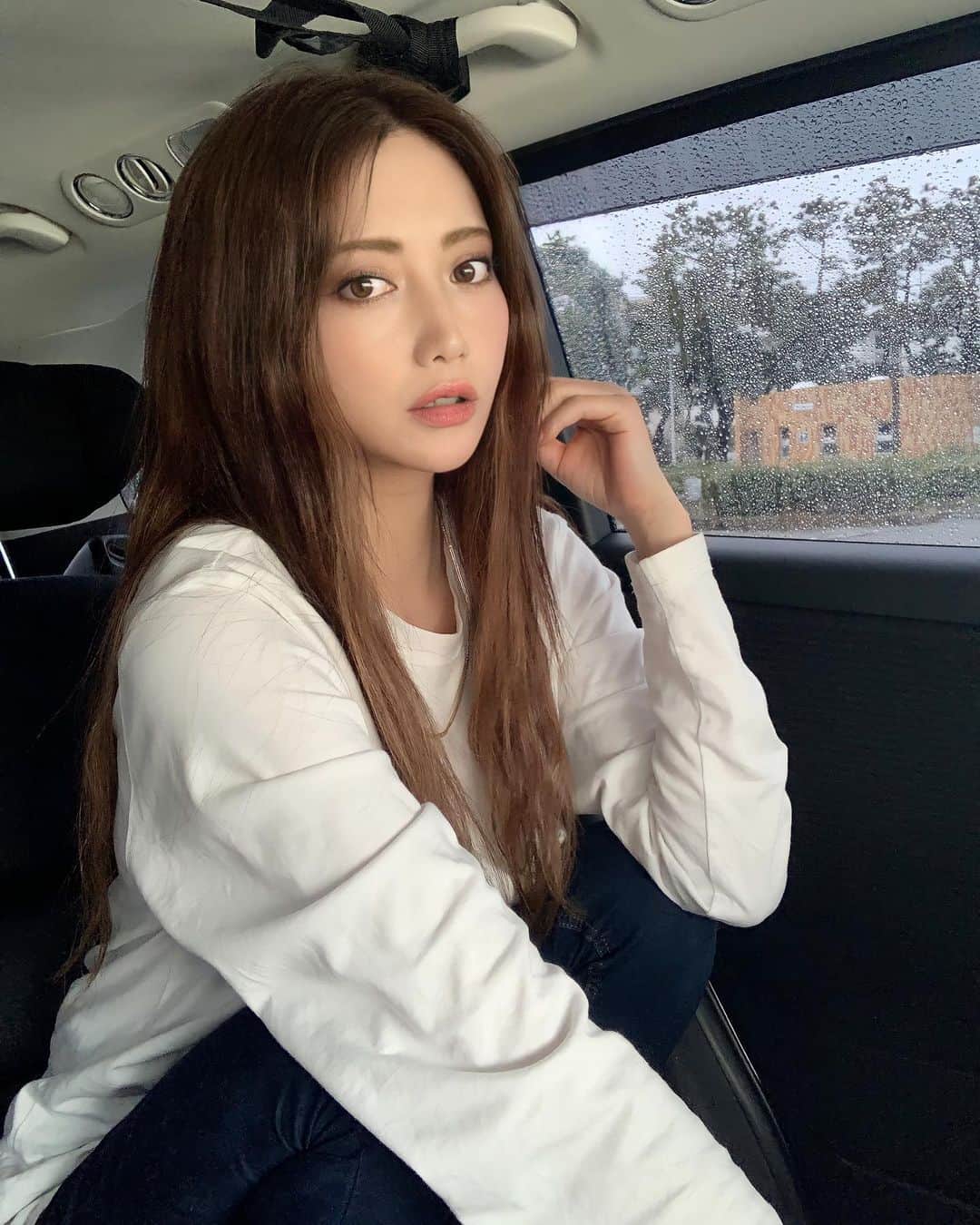 加賀美早紀のインスタグラム：「こんにちは。 今月入ってからめちゃくちゃ体調崩してました。 YouTubeもUP出来てませんでしたが、 本日18時にメイクプロセス公開するよ☺︎ 皆さんは体調崩してないですか？ 私は毎年年末近付くと、人生終わるかなというくらい体調と心調崩すので、 "ああ今年も終わるんだな"と心が教えてくれます。 年が明けたらまた良くなるのでご心配なさらず。 いやはや、今年も冬が来ましたね⛄️💓」