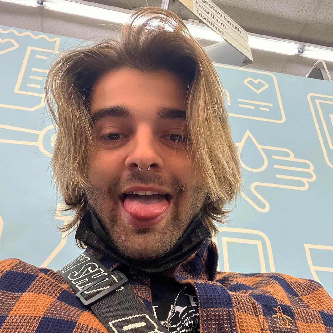 ジャック・グリフォーのインスタグラム：「Anyone know what this white dot on my tongue is? Wrong answers only」
