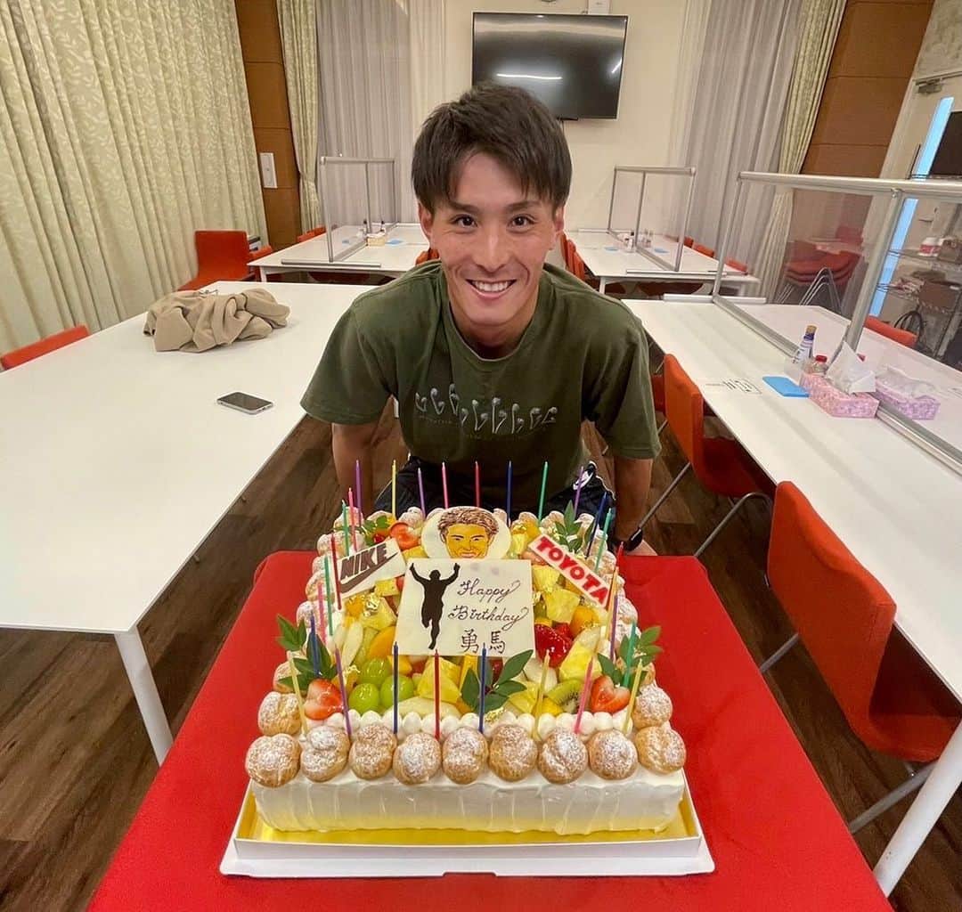 服部勇馬のインスタグラム：「チームメイトに1日早く28歳のお祝いをしてもらいました！！ 気づけば、寮の中では最年長。 勢いのある若手に刺激をもらいながら練習に励んでいます。 28歳も全力で駆け抜けます！！  #誕生日#28歳 #ケーキ#アソシア豊橋」