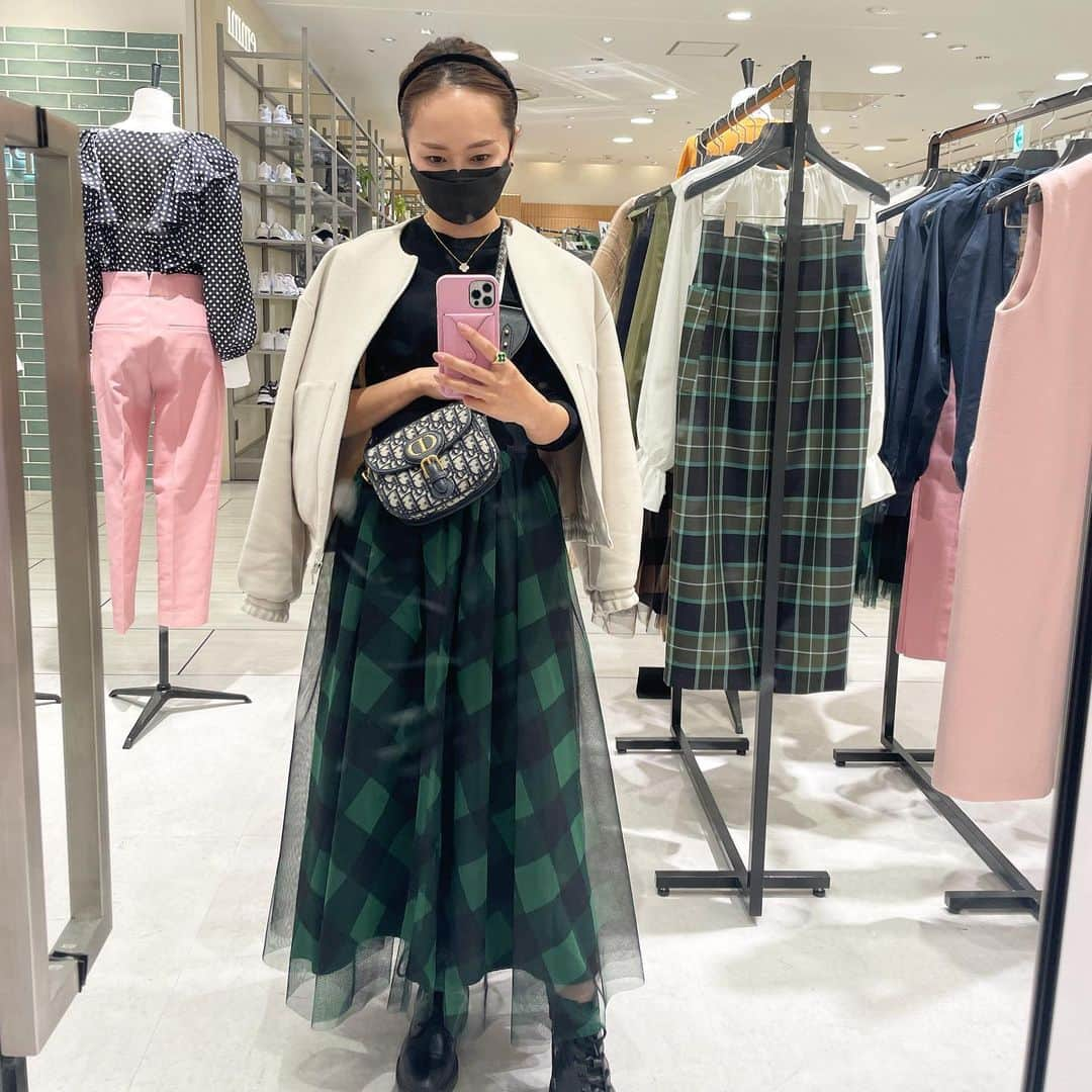 kyoco_ococさんのインスタグラム写真 - (kyoco_ococInstagram)「寒くなってきてウールのお洋服が着れるのが嬉しい🥰🤍  ブルゾンはオフとネイビーで迷うとのお声が多いのですが、ネイビーもオフも綺麗めからカジュアルまで使えて、しかもスカートでもパンツでも合わせやすい丈感という🥺 かっこよくモードめが好きな方はネイビー、明るい色多めのカラー好きな方はオフかなぁと🥰🤍  この後21時より発売開始です✨  all @_bluelea_  bag @valextra  boots @newbottega」11月12日 19時37分 - kyocoococ