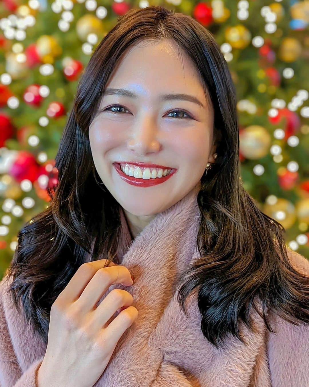 のインスタグラム：「こんばんは💕 . 今日はメイク投稿💄  @suqqu_official のホリデーコレクションでメイクしてみたよ🥰 . こじはるのブランドの @herlipto の展示会でこじはるが着ていてまねっこしたマフラー付きリバーシブルファーコートを着てツリーの前で早めのクリスマス気分🎅🎄✨ 毎年必ず写真撮っている @westintokyo のクリスマスツリー🎄🔔今年も綺麗でした👏 . outer... @herlipto  dress... @_eve46_official  shoes... @maisonvalentino  bag... @hermes  . クリスマスになるとキラキラでいつもより少し派手な色のメイクがとっても可愛い！スックは発色が良くて大好きなの😘 . ちなみにこのコートはなんとリバーシブルで使えるの！でも私はファー側が好き💗 . 今週もお疲れ様でした🍺 . #りなまるメイク #ホリデーコレクション #クリスマスコフレ #クリスマスコフレ2021 #スック #suqqu #クリスマスツリー #ホリデー #メイク好き #キラキラ #クリスマスツリー #ウェスティンホテル東京 #westintokyo #westinhotel #クリスマスコーデ #herlipto #こじはる #ファーコート #エルメス #hermes #ピコタン #valentino #ヴァレンティノ #東京ホテル #ホテル女子会 #クリスマスパーティー #クリパ #merrychristmas #メリクリ #christmas #holidaycollection」
