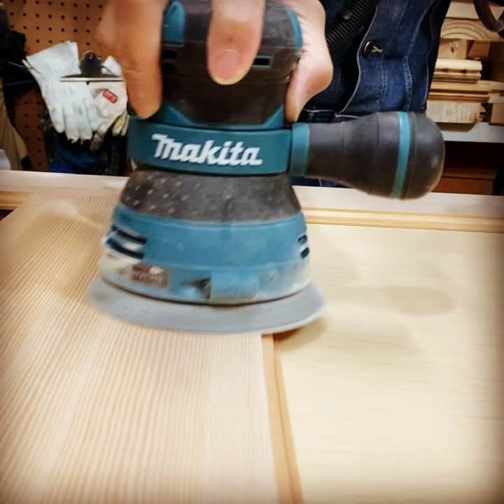 のインスタグラム：「サイズオーダー木製室内ドアの最終仕上げ作業をご紹介。 @wood_depot #コンテナハウス #木製ドア #木のドア #玄関ドア #室内ドア #アンティーク風ドア #ビンテージドア #ヴィンテージ #自宅カフェ #自宅ショップ #トリミング #カフェ改装 #カスタムドア #ネイルサロン #ネイルサロン改装 #古民家改装 #古民家再生 #マイホーム計画中 #新築 #店舗 #美容室改装 #リノベ #リノベーション #店舗改装 #クラシックカー #ガレージハウス #ガレージライフ」