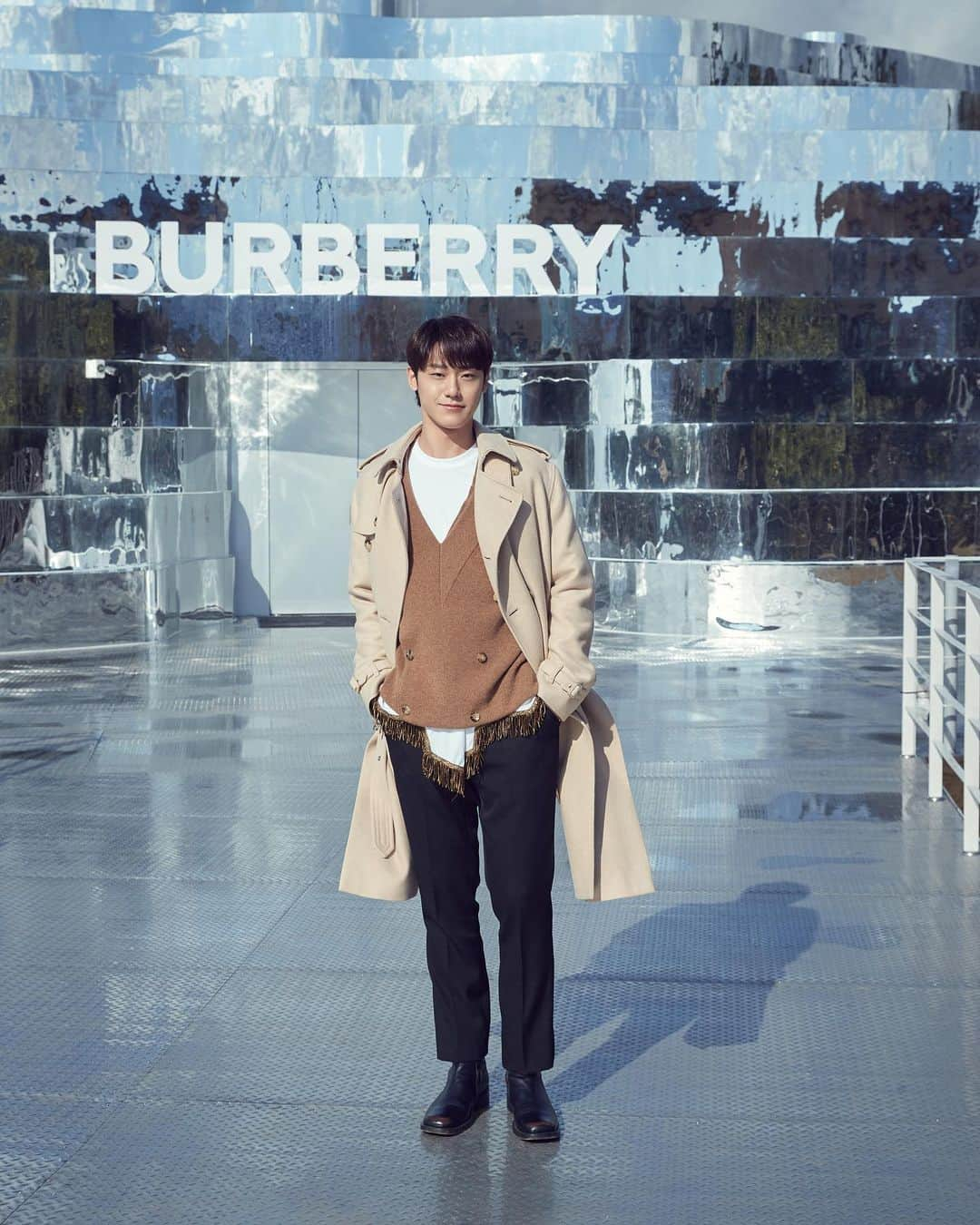 イ・ドヒョンのインスタグラム：「#BURBERRYJEJU #BURBERRY」