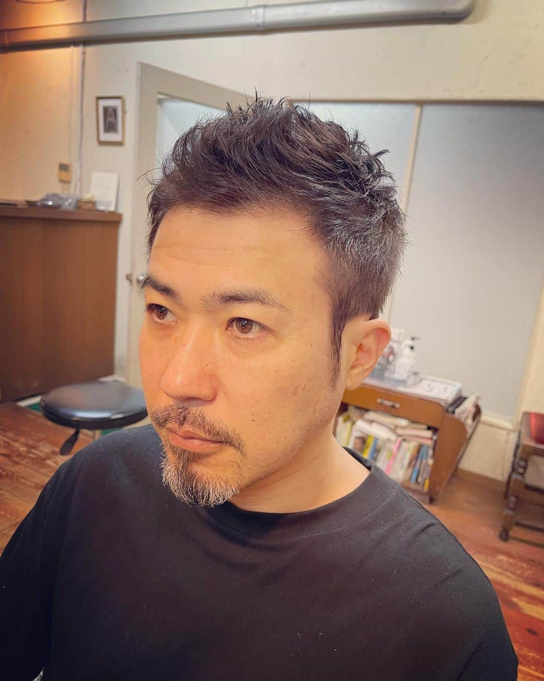 杉本知香さんのインスタグラム写真 - (杉本知香Instagram)「フォレスト名物。珍しい3ショット😆😆😆 どりあんず 平井くん セブンbyセブン 享奈緒くん ゆったり感 江崎くん 3人集まると、どーでもいい会話してても わいわい楽しー🤣  #中目黒美容室#珍しい3ショット  #どりあんず平井 #どりあんず #セブンbyセブン享奈緒 #セブンbyセブン #ゆったり感江崎 #江凸崎馬門 #ゆったり感」11月12日 20時19分 - sugimotoc