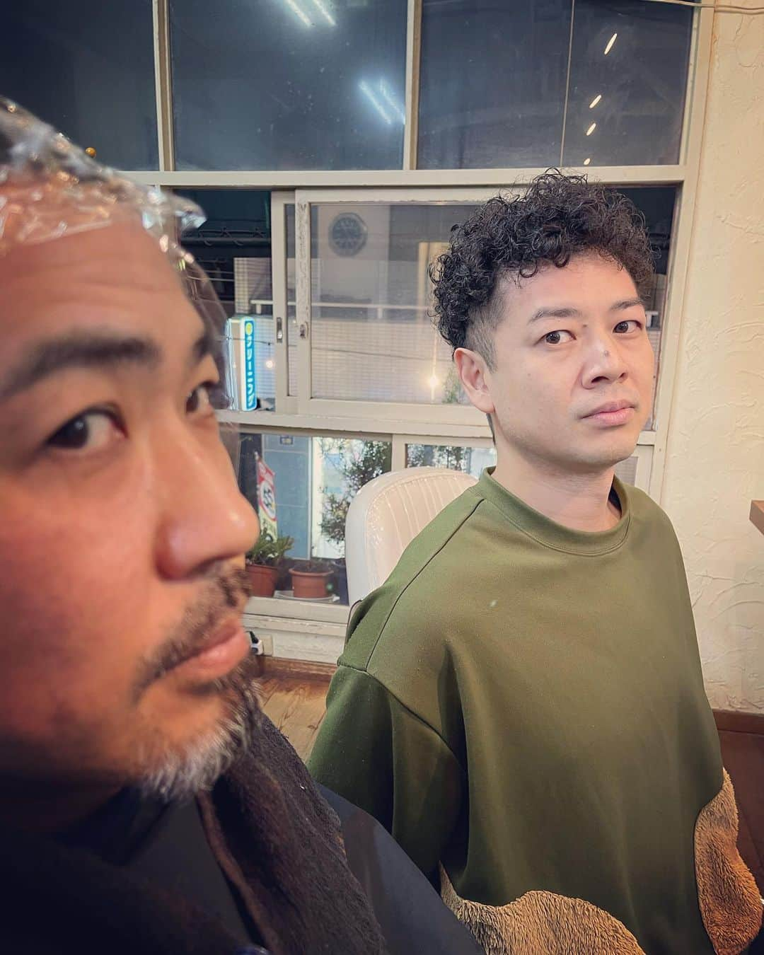 杉本知香さんのインスタグラム写真 - (杉本知香Instagram)「フォレスト名物。珍しい3ショット😆😆😆 どりあんず 平井くん セブンbyセブン 享奈緒くん ゆったり感 江崎くん 3人集まると、どーでもいい会話してても わいわい楽しー🤣  #中目黒美容室#珍しい3ショット  #どりあんず平井 #どりあんず #セブンbyセブン享奈緒 #セブンbyセブン #ゆったり感江崎 #江凸崎馬門 #ゆったり感」11月12日 20時19分 - sugimotoc