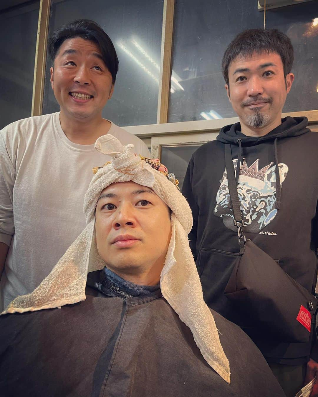 杉本知香さんのインスタグラム写真 - (杉本知香Instagram)「フォレスト名物。珍しい3ショット😆😆😆 どりあんず 平井くん セブンbyセブン 享奈緒くん ゆったり感 江崎くん 3人集まると、どーでもいい会話してても わいわい楽しー🤣  #中目黒美容室#珍しい3ショット  #どりあんず平井 #どりあんず #セブンbyセブン享奈緒 #セブンbyセブン #ゆったり感江崎 #江凸崎馬門 #ゆったり感」11月12日 20時19分 - sugimotoc