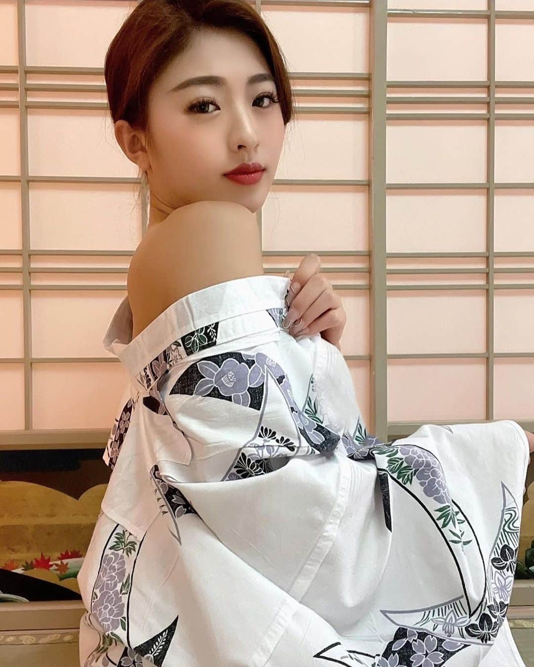 MIYABIのインスタグラム：「⚡️CYBERJAPAN DANCERS 公式 YouTube ⚡️  今回は、鬼怒川温泉で女子旅お泊まり👯‍♀️💕温泉の後は韓国の人気の焼酎（ソジュ）の「참이슬（チャミスル）」を全種類（一部、ジョウンデーも入ってます）を飲み比べてみましたぁ🍶✨  最後には、山手線ゲームで大爆笑🤣 とっても楽しかったなぁ💜  ほろ酔いメンバーをお楽しみください🥴🙏  YouTubeの方にもコメント待ってるね🌼  ▶️ https://youtu.be/ZQ3FWRy-qDs」