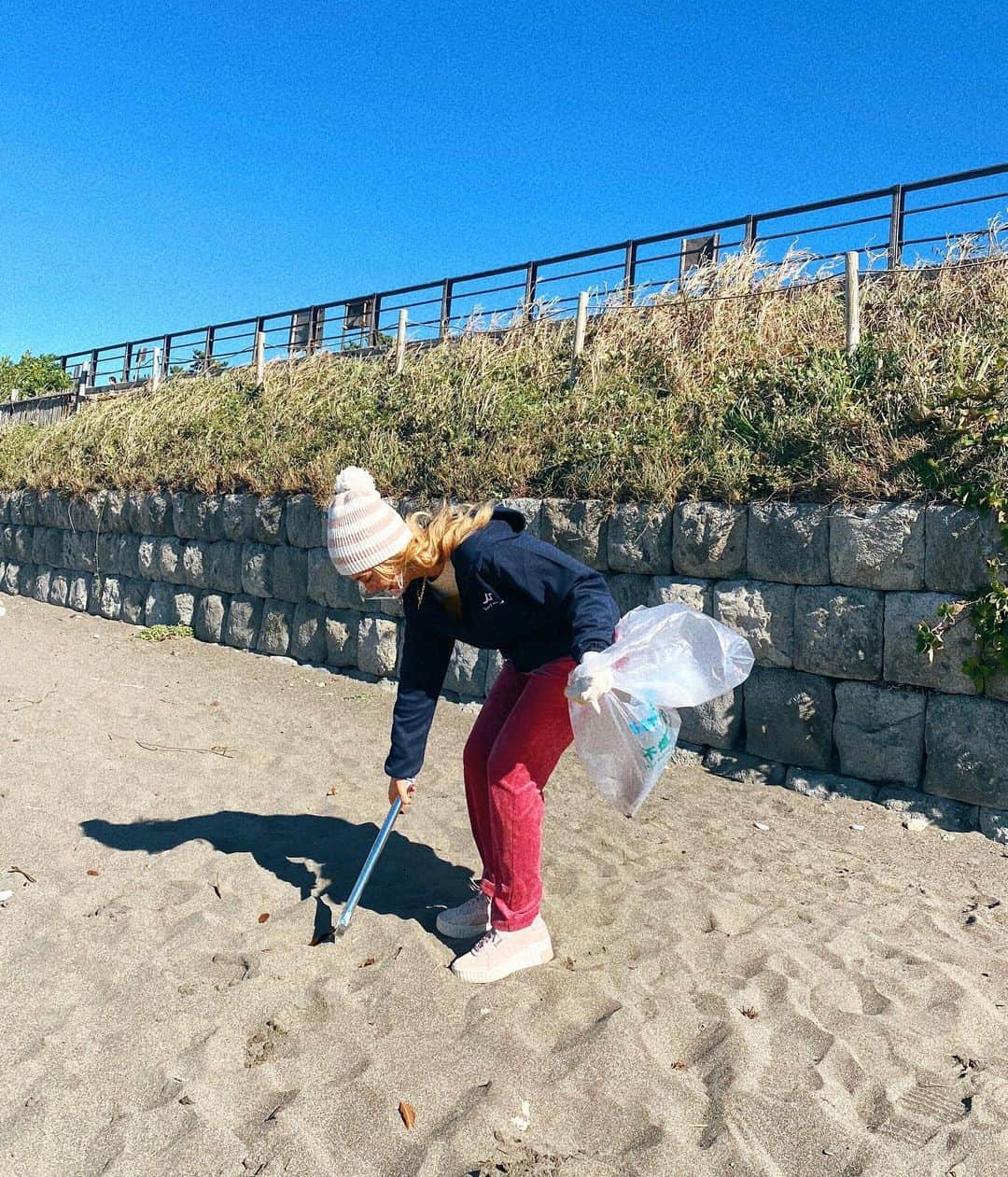 AMIさんのインスタグラム写真 - (AMIInstagram)「🏄‍♀️  先日プロボディボーダー大原沙莉さん( @sariohhara ) プロサーファー須田那月さん(@natsukisuda_ ) 南美沙さん(@miee.misa )と共に 開催されたBeach Cleanに参加してきました🌴🐚  残念な事に海にはタバコの吸殻や 空き缶やペットボトルのポイ捨てが 本当にとても多かったです、、、😭💧🤦‍♀️  今回そんなゴミを拾い集めた物の中に ガラスの破片が波に揉まれて丸くなった "シーグラス"を使ったアクセサリーの ワークショップも開催されました🐚✨🧚  ゴミや廃棄物に新しいデザインを 加えて生まれ変わらせたアップサイクルアクセサリー。 身に付けるだけでSDGsの一歩になる購入する事で 海を守るためにの活動の支援となります💕☺️💪  1枚目に私がつけているピアスもBeach Cleanから でてきたシーグラスで手作りした 物の一つでとっても可愛いの⛵️✨💍  アクセサリーは他にもネックレスや ピアスなどもあり"Makuake"にて チェックできるので是非見てみて下さい💘🏝  大好きな海が綺麗になりますように🌈🌞🩴  #サーフアンドシー #ビーチグリーン #アップサイクルリサイクル #海をキレイに #私たちにできること #beachclean #sdgs #surfandsea」11月12日 20時52分 - ami__angel