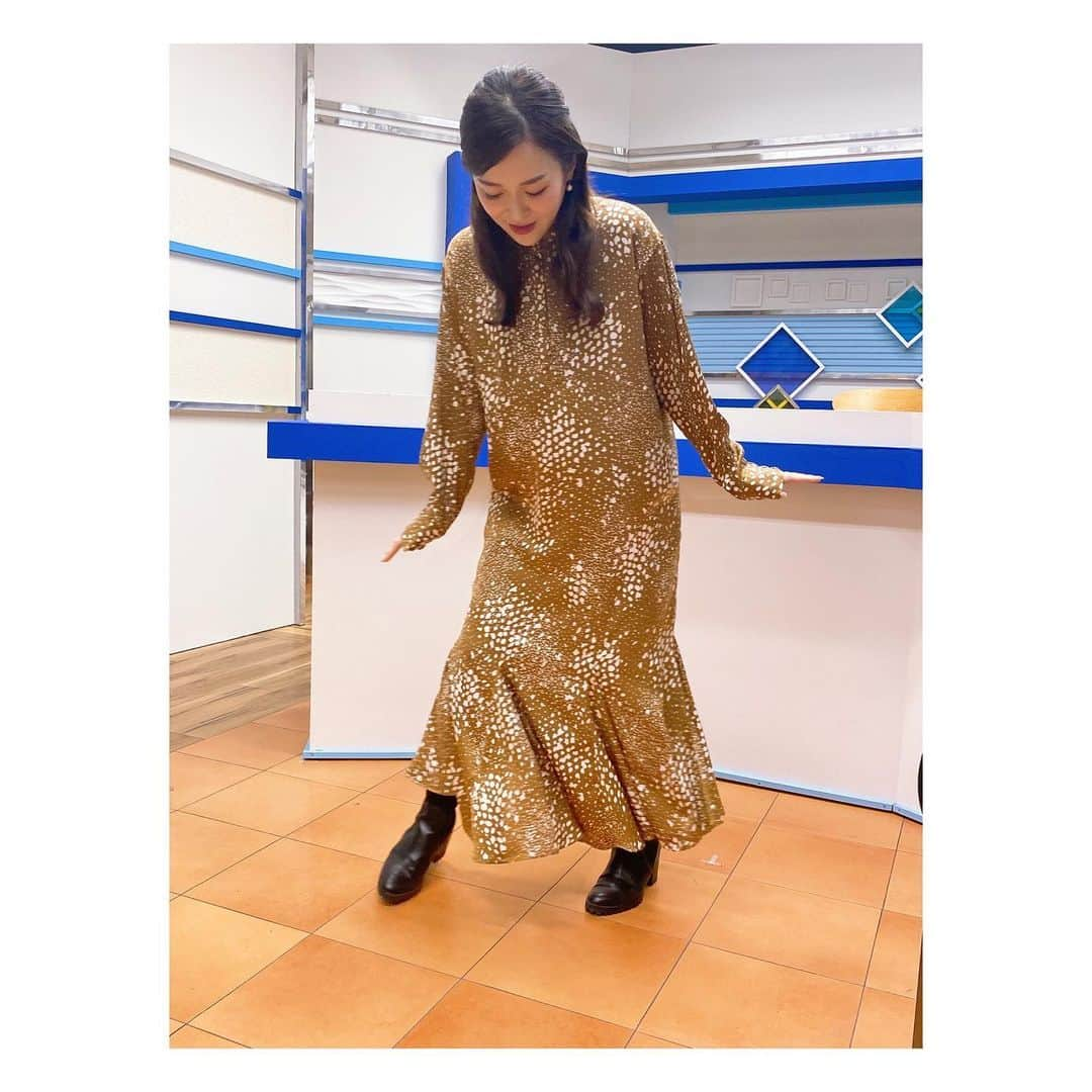 小野口奈々さんのインスタグラム写真 - (小野口奈々Instagram)「・ 昨日の衣装です👗 珍しい柄の生地は、ツヤがあって柔らかく着心地抜群💕 マーメードシルエットが美しいので 裾のひらひらを動かそうとしたら コマネチ風と髭ダンス風が撮れました😂 #アナウンサー衣装 #30代ファッション #ワンピース #マーメイドシルエットワンピース」11月12日 20時54分 - nana0no