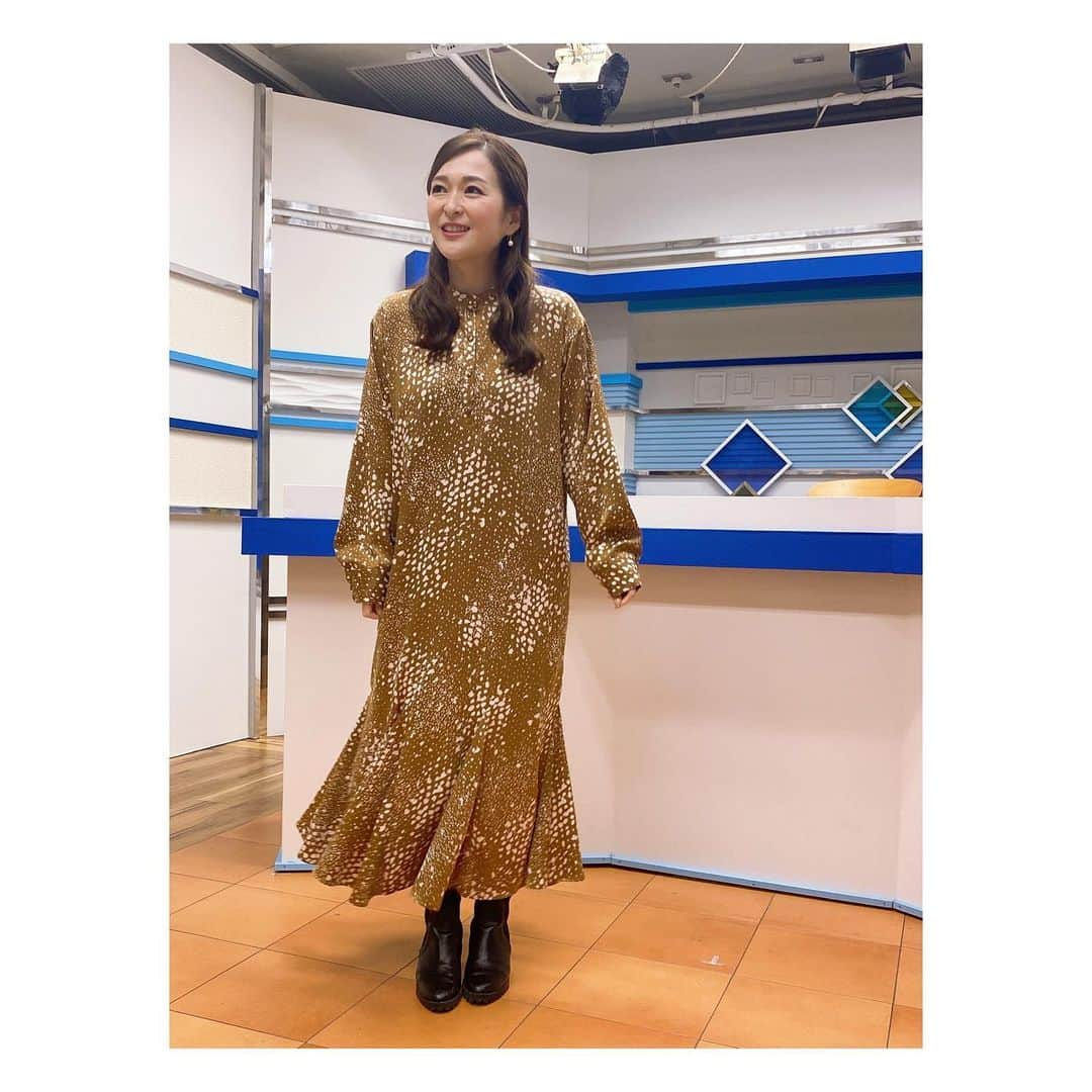 小野口奈々さんのインスタグラム写真 - (小野口奈々Instagram)「・ 昨日の衣装です👗 珍しい柄の生地は、ツヤがあって柔らかく着心地抜群💕 マーメードシルエットが美しいので 裾のひらひらを動かそうとしたら コマネチ風と髭ダンス風が撮れました😂 #アナウンサー衣装 #30代ファッション #ワンピース #マーメイドシルエットワンピース」11月12日 20時54分 - nana0no