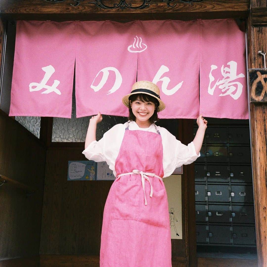 岸井ゆきののインスタグラム：「ここ数日は起きるために眠るようなかんじですこしばかりせかせかしていたんだけど こないだ撮影の合間にちょっと散歩して、プリティーな商店街で八百屋で店主の方と話して柿買って、米屋で米買って スーパーでなんでも買えるのはそりゃ便利だけどその土地に根付いた店で専門のものをおしゃべりしながら選ぶことそれはそれは豊かだなーと思いました🍇💫〜fin.  そんなわけで空気も乾燥してるしミノンのケアで乗り切ろう〜🧼🧴 わたしは髪も身体も全身ミノン！🔥🔥ぜひみなさんも‼️  手洗いうがいもわすれずに💪💫」