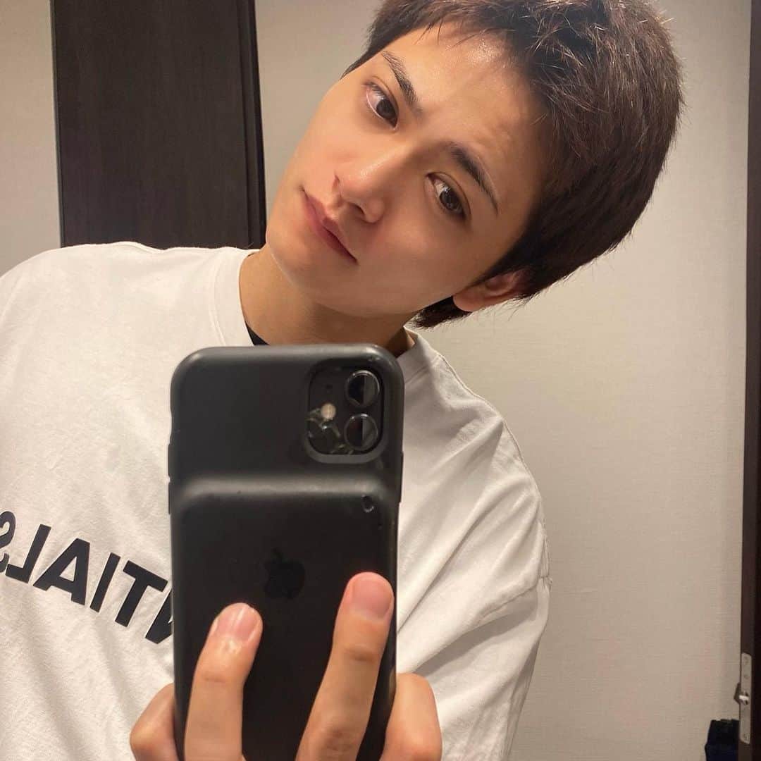 藤田富のインスタグラム：「オキシー パーフェクトモイスチャーをGET‼️ 化粧水・乳液・美容液・クリームのオールインワンジェル。 つまり洗顔や髭剃り後のケアこれ一つでまかなえちゃうってことです。 使い心地めちゃくちゃ気持ちいです😃  べたつかないのに肌にすぅ〜ってなじんですべすべ〜って感じになります。  香りは「リラックスシトラスの香り」と「無香料」があるけど、僕的には「リラックスシトラスの香り」がオススメです。名前の通りすごくリラックスできちゃう香りです👍  うるおい成分であるCICA配合により 乾燥などでザラザラな肌も、うるおってサラサラ肌になれる気がします。  僕実は来年で30歳になるのですが、肌には自信があります✨  #ロート製薬 #PR #オキシー #メンズスキンケア #メンズコスメ #CICA #オールインワン #化粧水 #乳液 #ジェル #スキンケア #OXY」