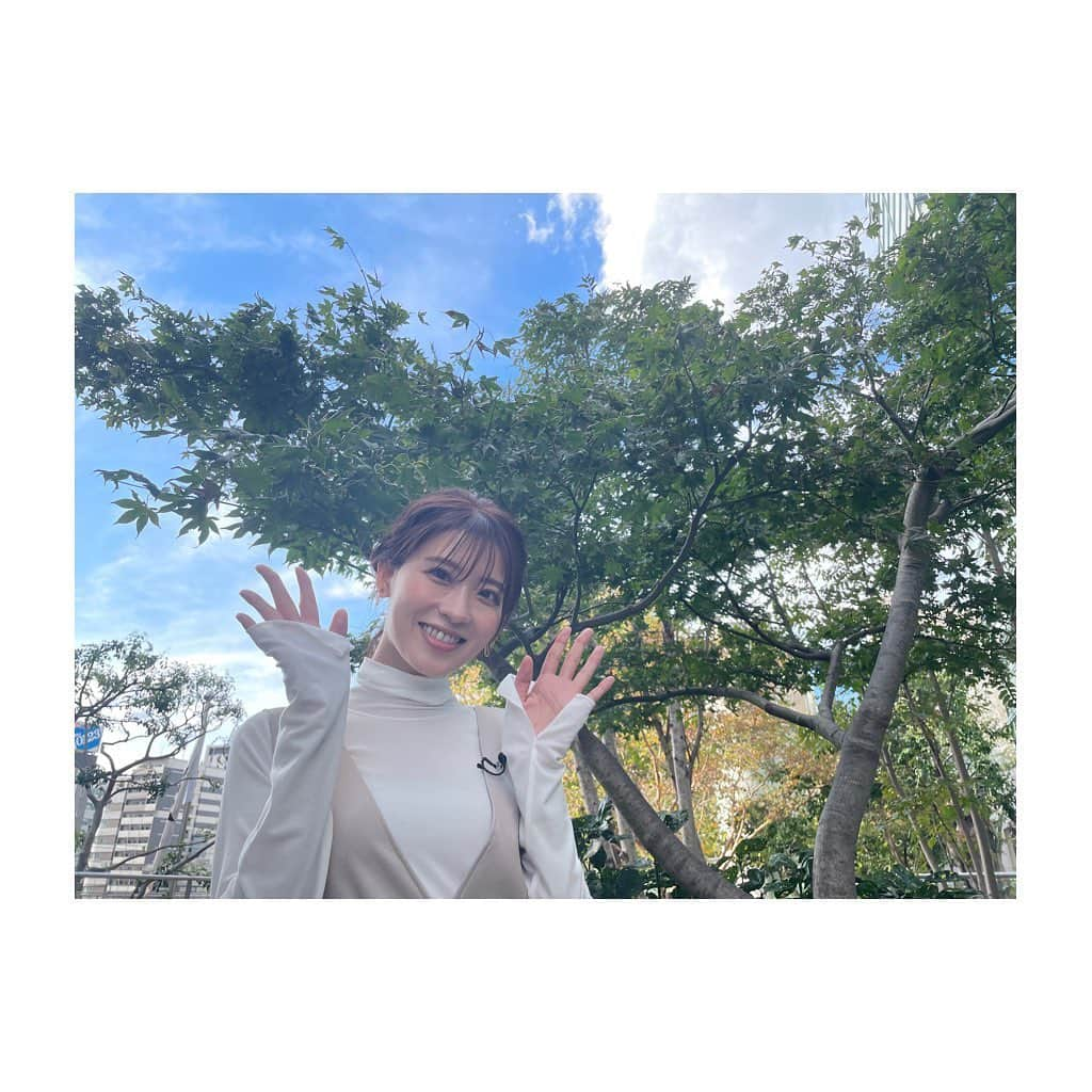 郡司恭子さんのインスタグラム写真 - (郡司恭子Instagram)「* 秋の空は高い…☁️ というけれど、本当にそう感じた今日の空✨  ポーズに困ると、両手上げがち…😂💦  #happyfriday #日本テレビ  #日本テレビアナウンサー #郡司恭子」11月12日 21時03分 - kyoko_gunji