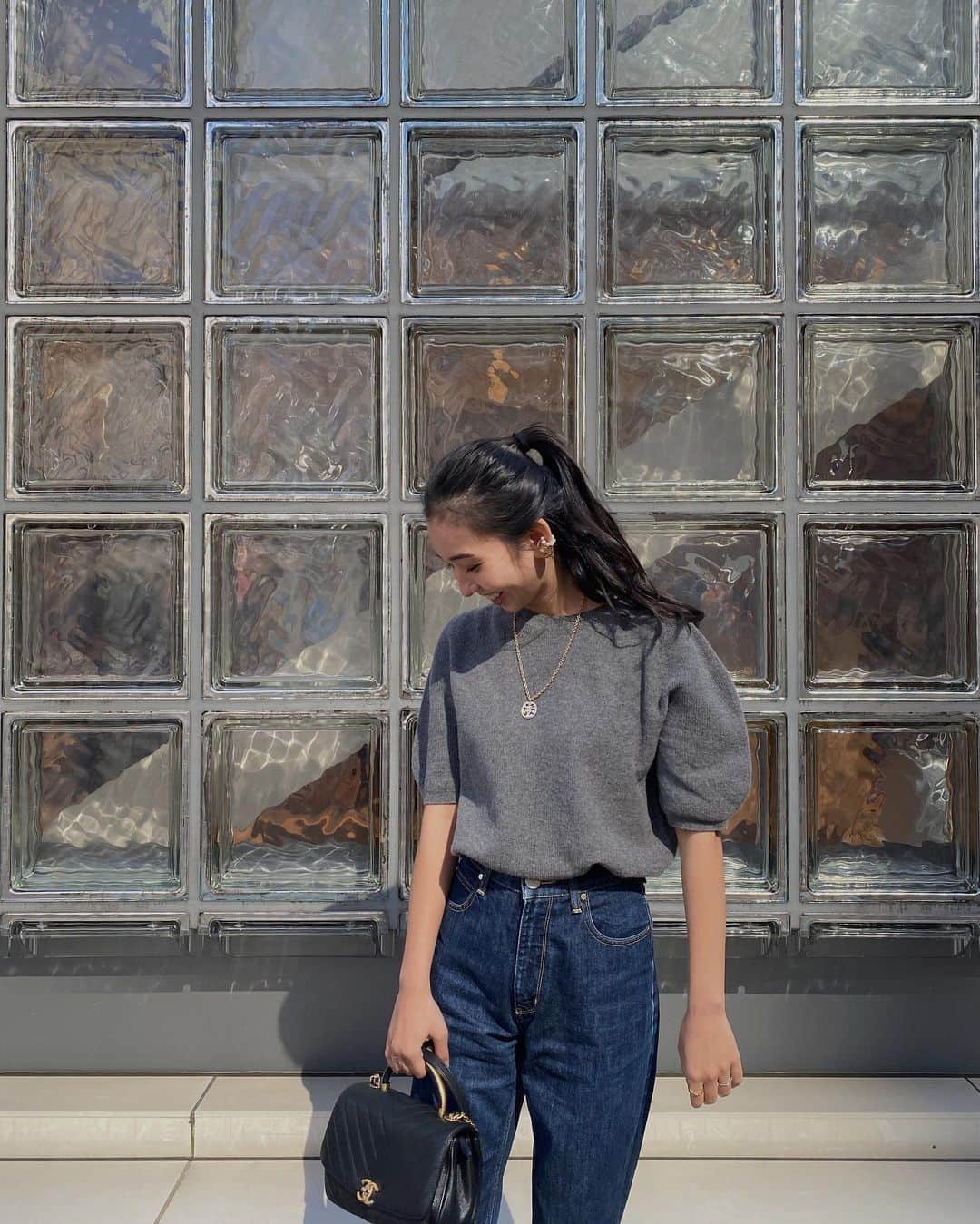 鈴木詩織のインスタグラム：「少し前に半袖ニットで歩いてたら寒すぎました🧶 今度着るときはちゃんとアウターを着ようと思います🙂  #shiorin_styling#littleblack_jp#blackbymoussy」