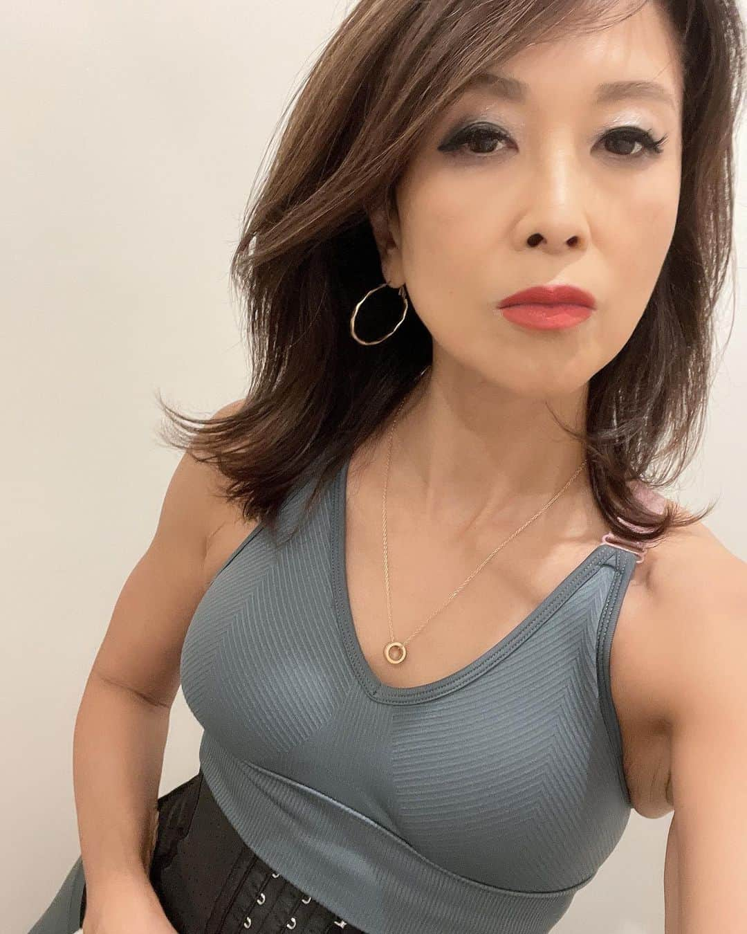 Naoko（なおこ）さんのインスタグラム写真 - (Naoko（なおこ）Instagram)「🏋️ 🏋️ 🏋️ 仕事にも 筋トレにも 燃えてきた🔥  いろんなものを いろんなところに 忘れていく 天才  まさかと思うものも 落とします  恥ずかしい😑😑😑  #筋トレ #筋トレ女子 #筋トレダイエット #筋トレ女子と繋がりたい #筋トレで減量 #くびれ#美ボディ #アラフィフ#なおこ語録#アラフィフコーデ#筋トレ日記 #筋トレ生活 #ボディメイク #50代の筋トレ #熊本 #アンチエイジング#kumamoto #Trainingmotivation #Bodybuilding#Muscletraining #fitnessmodel#training #workoutvideo #gymgirl#Housemusiclove」11月12日 21時21分 - smile_naohibi