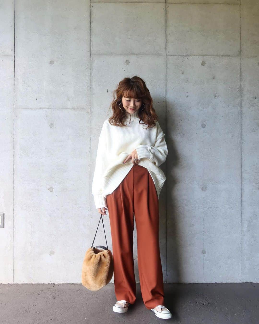 Mai Wakimizuのインスタグラム：「こっくり秋カラーな本日♡このテラコッタカラーを履きたくてリップも新調しました＼(^o^)／履いてることを忘れてしまいそうなほど心地の良いパンツ。しかもお尻周りや太ももをしっかりカバーしてくれる優秀ちゃん♡私はスニーカーと合わせてゆるーい感じで履くのが好き♡ #wakkinstyle#ootd#coordinate knit:#linkable @linkable_official(来月発売予定) pants:#linkable @linkable_official」