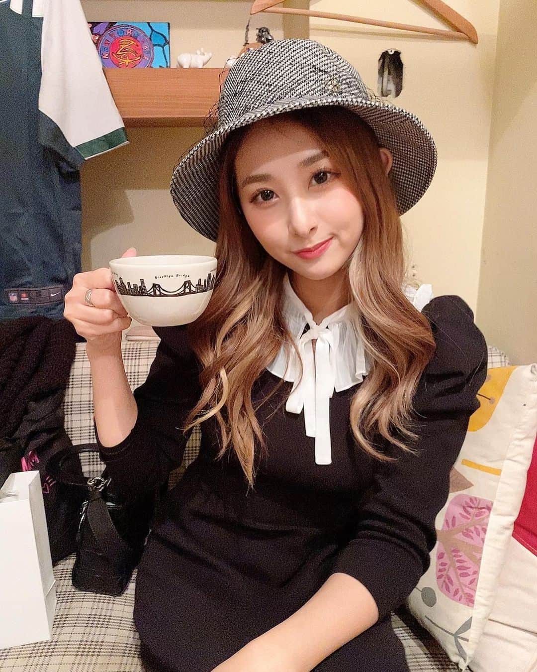 のインスタグラム：「打ち合わせinカフェ☕️❤️ ⁡ この @chapeaud_o のバケハ だいぶ前に買ったんだけど ようやくかぶった👒 ⁡ ワンピースは、 @snidel_official です🌹 ⁡ #misakicode #code #fashion #コーデ #ファッション #chapeaudo #snidel #スナイデル #カフェ #cafe」