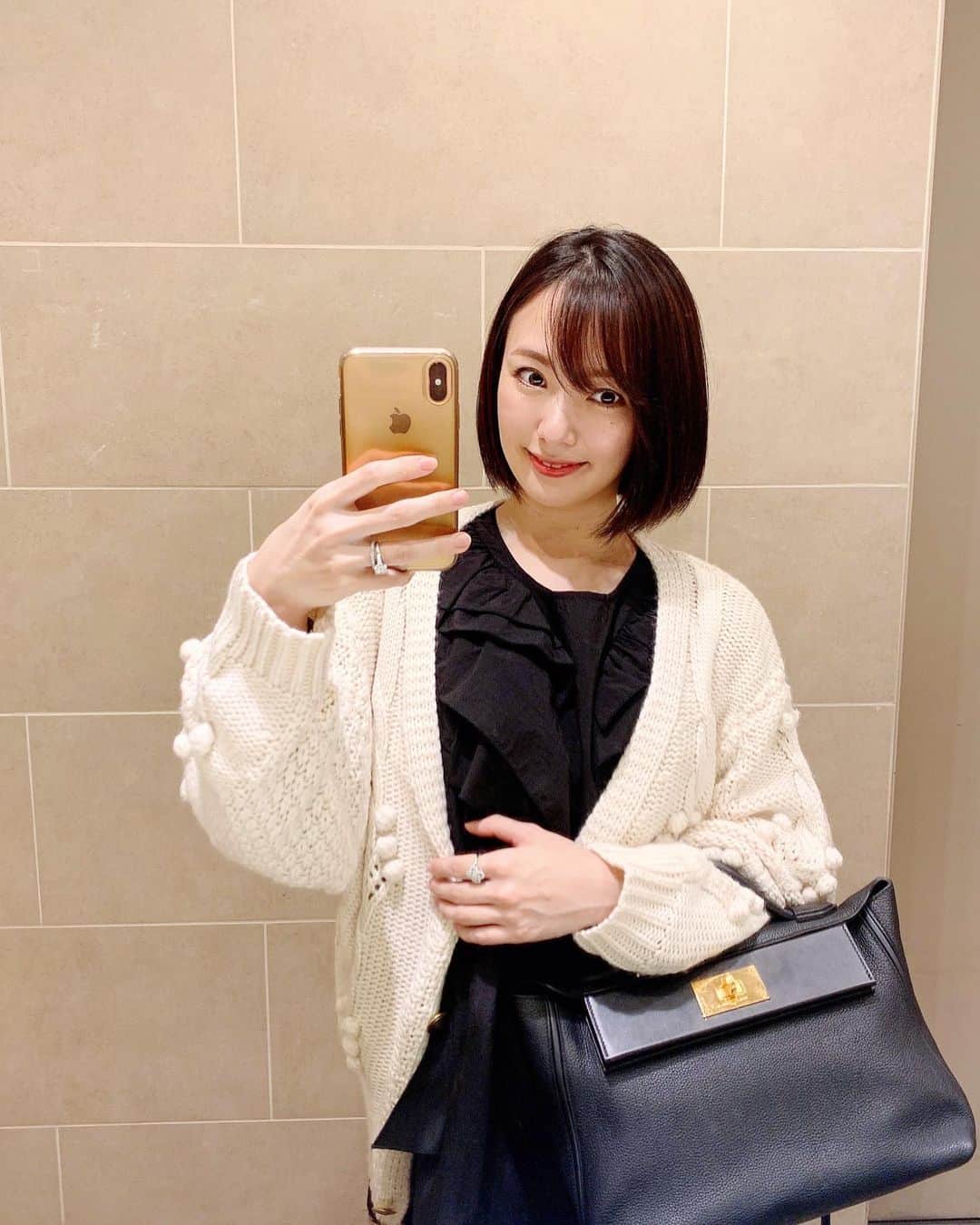 近本あゆみのインスタグラム：「はやりの袖ぽわんブラウスの上に着られるカーディガンを探していて @tonal_official で見つけました❤️ ぽんぽんが可愛くてカジュアルに着られる一枚🤩✨ 白いブラウスに合わせても可愛いだろうな😍 11/12～11/14 TONAL ONLINESHOPにて10%OFF&2000円OFFクーポン配布中だそうです❣️ TONALは上品で女性らしくて毎シーズン必ずチェックしています🤩 * *  #fashion #ootd #code #coordinate #コーデ #ファッションコーデ #今日のコーデ #きょコ #ファッション好きな人と繋がりたい #おしゃれさんと繋がりたい #セルフィー #撮影 #スナップショット #ファッションスナップ #いつコ #いつかのコーデ #ママコーデ #ママライフ #ママファッション #ワーママ #ママの休日 #2歳児ママ #男の子ママ #ニ児ママ #女の子ママ#赤ちゃんのいる生活 #お散歩コーデ #産後コーデ」