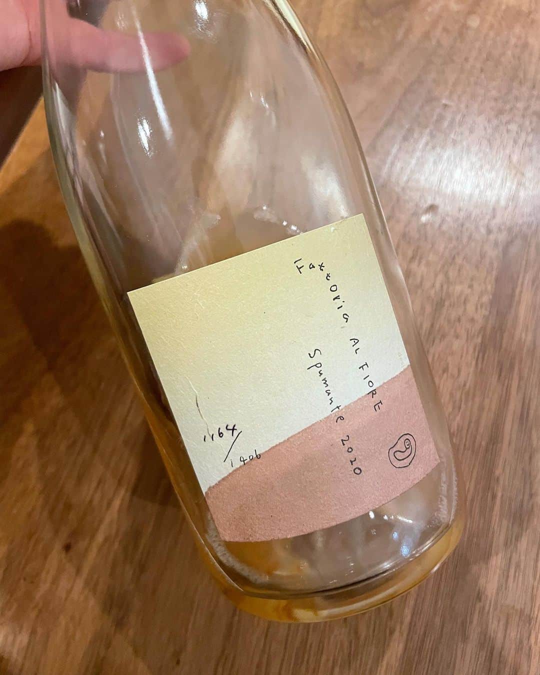 松本恵奈さんのインスタグラム写真 - (松本恵奈Instagram)「お友達ママが美味しいワイン持ってきてくれたよー♡ これボトルも可愛いしめちゃくちゃ飲みやすかった😳 またリピートしよーっと♡ #fattoriaalfiore #enahhouse」11月12日 21時25分 - ena1123