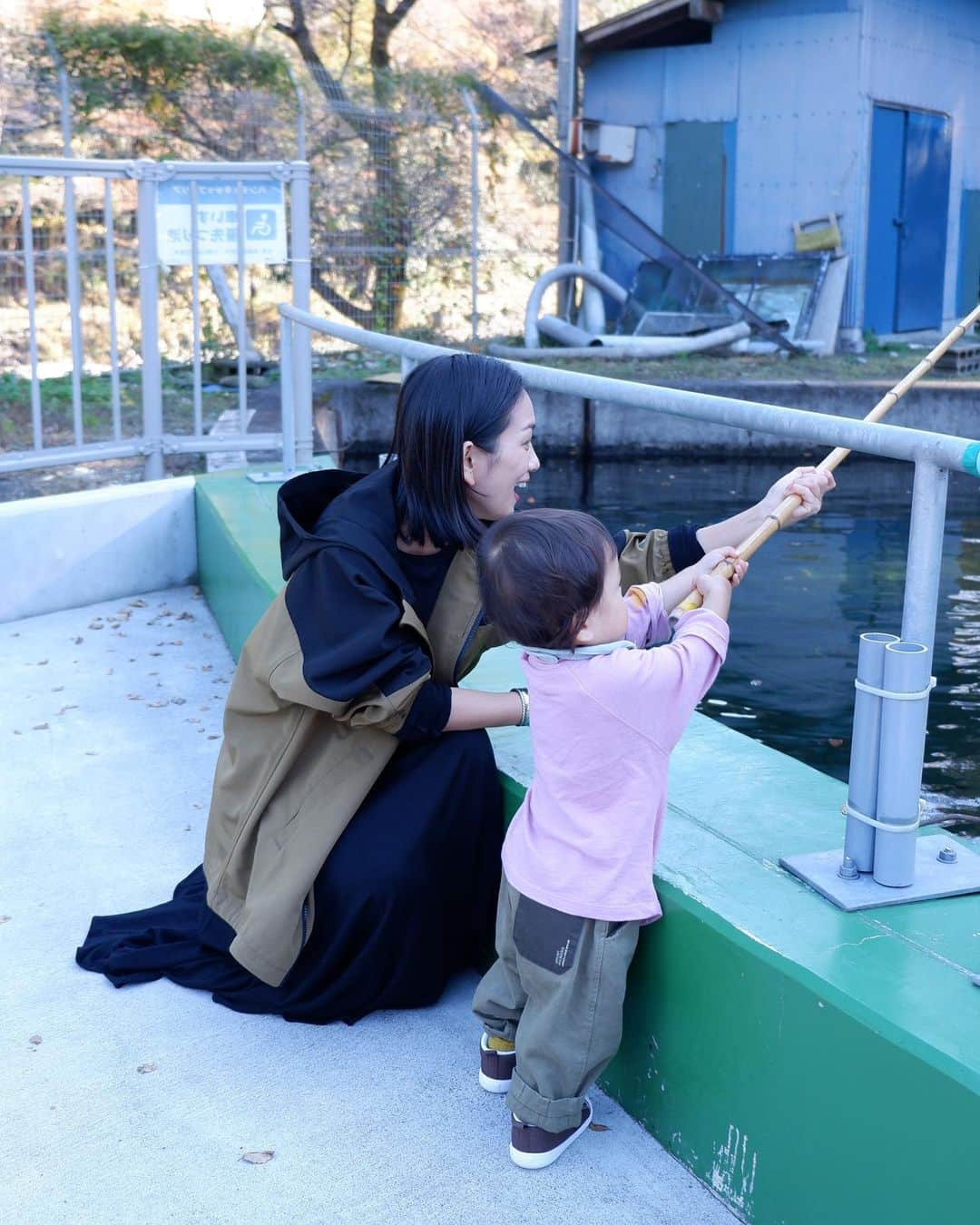 武智志穂さんのインスタグラム写真 - (武智志穂Instagram)「けんけんと一緒に向かった先は紅葉の綺麗な奥多摩🚃🍁 プライベートでも何度か訪れたことがありましたが、子連れでも楽しめるスポットが沢山ありました！ 最初にお邪魔したのは奥多摩フィッシングセンター🎣 バリアフリーの釣り堀があるので、乳幼児をベビーカーに乗せたまま釣りを楽しむことができます。 そして初心者でも簡単に立派なますを釣ることができるので飽きない！（笑） 必要な道具も借りることができるのでとってもお手軽。 釣ったばかりのますをいただきましたが、臭みが全くなく、ふかふかで美味しかった〜🥺 けんけんもかぶりついて食べていました👦🏽💕 ひんやりと澄んだ空気もおいしかったなぁ✨  @umetama.official  #奥多摩 #奥多摩フィッシングセンター #ます釣り」11月12日 21時33分 - shiho_takechi