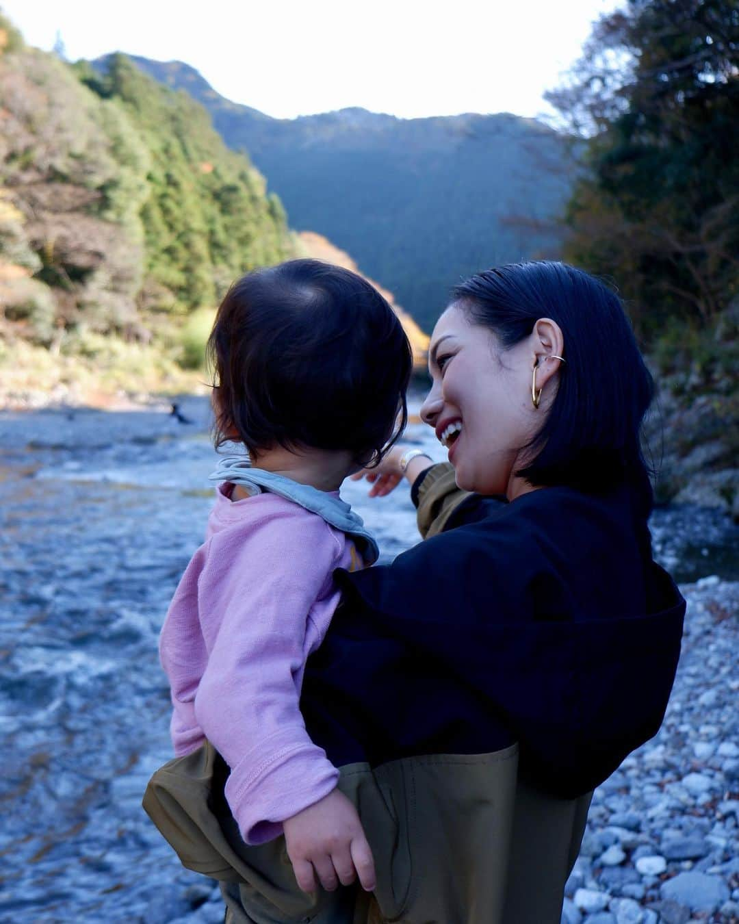 武智志穂さんのインスタグラム写真 - (武智志穂Instagram)「けんけんと一緒に向かった先は紅葉の綺麗な奥多摩🚃🍁 プライベートでも何度か訪れたことがありましたが、子連れでも楽しめるスポットが沢山ありました！ 最初にお邪魔したのは奥多摩フィッシングセンター🎣 バリアフリーの釣り堀があるので、乳幼児をベビーカーに乗せたまま釣りを楽しむことができます。 そして初心者でも簡単に立派なますを釣ることができるので飽きない！（笑） 必要な道具も借りることができるのでとってもお手軽。 釣ったばかりのますをいただきましたが、臭みが全くなく、ふかふかで美味しかった〜🥺 けんけんもかぶりついて食べていました👦🏽💕 ひんやりと澄んだ空気もおいしかったなぁ✨  @umetama.official  #奥多摩 #奥多摩フィッシングセンター #ます釣り」11月12日 21時33分 - shiho_takechi