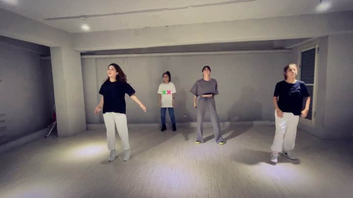 Miaのインスタグラム：「Happy dancing time💃💃💃 這舞風有點難駕馭🧖‍♀️ 不過還是很咖勳🙌 謝謝老師又陪我們瘋癲😹 #tomboy  #dance #destinyrogers  #練舞時光 #時間過真快👻」
