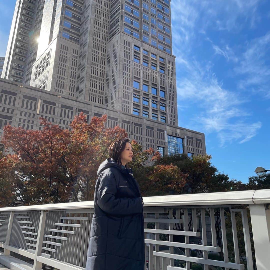 中越典子さんのインスタグラム写真 - (中越典子Instagram)「早朝、 都庁前での撮影。  久しぶりに見た都庁ビルは光っていた。  何の撮影かは、また後々☺️ 今日もおつかれさま😪 #都庁 #ロケにきた #風が強くて髪がボサボサに #メイクさんちょっとヒヤヒヤ　笑」11月12日 21時40分 - nakagoshi_noriko.official