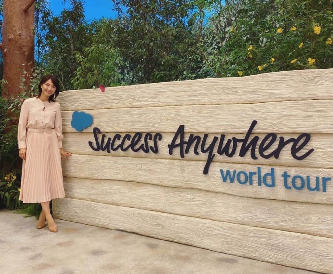 望月理恵さんのインスタグラム写真 - (望月理恵Instagram)「Salesforce Success Anywhere World Tour  ともにつながり、楽しく学び、 互いのインスピレーションを高め、 成長するための２日間  私はイベントのナビゲートと Twitterスペースによるafter partyを 担当させて頂きました。  ビジネスは世界を変える最良のプラットフォームなんです！！ と、 急に熱く語りたい気分ですが😂 ひとまず 無事終わったことに感謝です。 最高のチームに入れて頂き、 そして多くの学びを ありがとうございました。  #セールスフォース (小声　セントフォースに似てます) #successanywere #ワールドツアー #cs終わりましたね。  写真はイベント会場です。 ピンクのワンピース☺️上品で可愛かったです。 写真に私、、写ってますよね？笑笑」11月12日 21時42分 - mochiee28