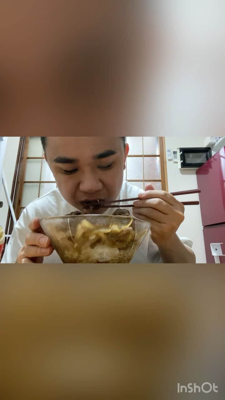 藤本秀星のインスタグラム：「牛丼を食べるだけの動画  美味しいお肉をもらったので牛丼にしました。  #牛丼 #自炊男子 #自炊 #お肉」