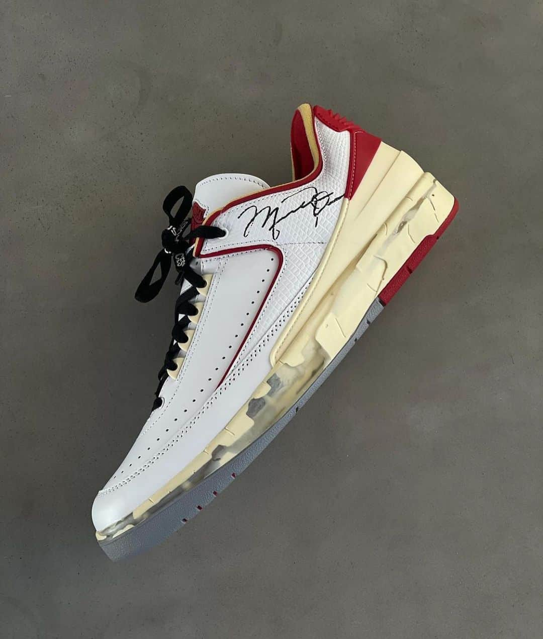 ヴァージル・アブローさんのインスタグラム写真 - (ヴァージル・アブローInstagram)「@Off____White™ x Air Jordan 2 Low is now available online via the link in bio.  “design premise: trap the indescribable into the object” as stated by @virgilabloh. Like no other sneaker, the Air Jordan 2 Low represents a piece of archival history obsessively recreated with contemporary tech and details.  Discover a new chapter of Off-White™ x Jordan ~ @jumpman23   A unique crafting process was used to reverse engineer the original premium Air Jordan 2 in homage to the legendary sneaker, proudly incorporating signs of wear and tear into the design and embellishing with MJ’s signature and contemporary touches.」11月12日 21時49分 - virgilabloh