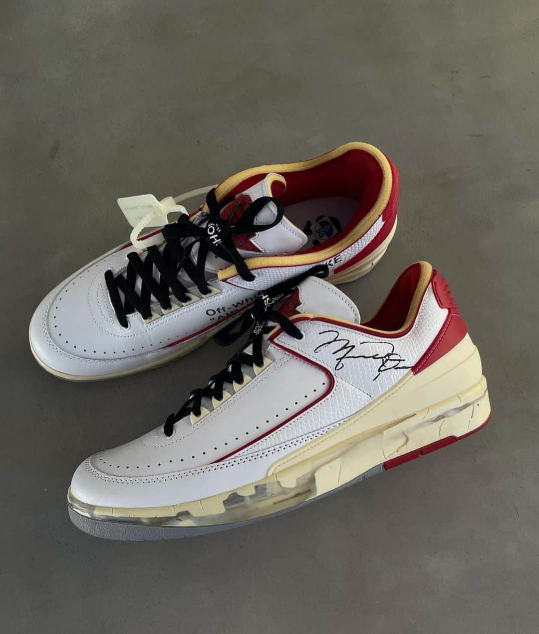 ヴァージル・アブローさんのインスタグラム写真 - (ヴァージル・アブローInstagram)「@Off____White™ x Air Jordan 2 Low is now available online via the link in bio.  “design premise: trap the indescribable into the object” as stated by @virgilabloh. Like no other sneaker, the Air Jordan 2 Low represents a piece of archival history obsessively recreated with contemporary tech and details.  Discover a new chapter of Off-White™ x Jordan ~ @jumpman23   A unique crafting process was used to reverse engineer the original premium Air Jordan 2 in homage to the legendary sneaker, proudly incorporating signs of wear and tear into the design and embellishing with MJ’s signature and contemporary touches.」11月12日 21時49分 - virgilabloh