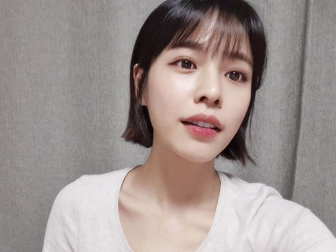 ホン・アルムのインスタグラム：「아직은 어색해😶 . . . #💇‍♀️」