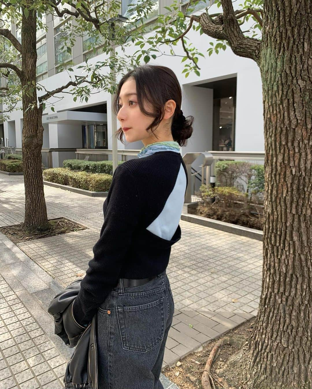 齊藤英里さんのインスタグラム写真 - (齊藤英里Instagram)「今日から先行予約開始した @1_18billion 新作のニットを着たよん🖤 背中見せニットなんだけど、これからの季節はタートルとかと重ね着してもかわいいかも！！！🙀  11/12〜11/14まで先行予約期間だよう。 webstoreお早めにチェックだよー！♡  @1_18billion POP UP in大阪1日目も無事終了っ ありがとうございました。 明日は11:00〜19:30！！ ※最終入場終了時刻の30分前まで。 予約不要です、どなたでもお待ちしてます〜😽🌼  【会場】 BPオーガニックスペース南船場⁣ 〒542-0081⁣ 大阪市中央区南船場4-7-21⁣ オーガニックビル地下1階⁣ ※地下鉄心斎橋駅から徒歩4分   本町駅･四ツ橋駅から徒歩5分⁣ ⁣」11月12日 22時16分 - erisaito.official