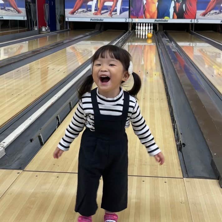 村方乃々佳さんのインスタグラム写真 - (村方乃々佳Instagram)「ボーリング初体験✨🎳 重い玉を頑張って転がしたけど、ピンまで届かず止まっちゃったり、速度が遅すぎてタイムオーバーになったり🤣 倒せた時は大喜び💕🙌  #村方乃々佳 #ののかちゃん #노노카 #nonokamurakata #ののちゃんねる #ののちゃん #ボーリング」11月12日 22時18分 - nonochannel555