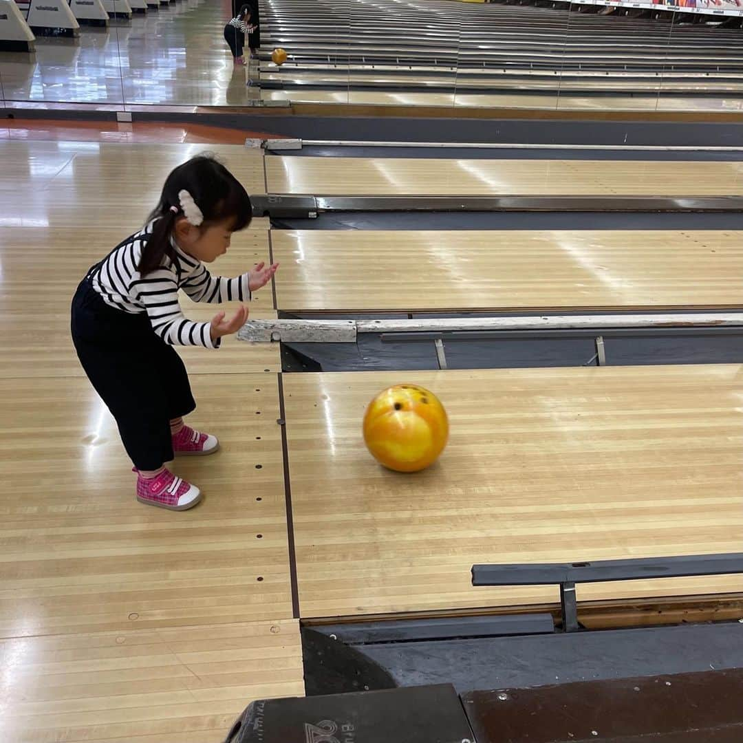 村方乃々佳さんのインスタグラム写真 - (村方乃々佳Instagram)「ボーリング初体験✨🎳 重い玉を頑張って転がしたけど、ピンまで届かず止まっちゃったり、速度が遅すぎてタイムオーバーになったり🤣 倒せた時は大喜び💕🙌  #村方乃々佳 #ののかちゃん #노노카 #nonokamurakata #ののちゃんねる #ののちゃん #ボーリング」11月12日 22時18分 - nonochannel555