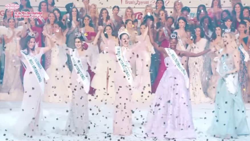 絹野志朋のインスタグラム：「Miss International 2019👑  This is exactly 2years ago, which I was the most impressed in my whole life.  Here’s my dream, the biggest dream. And… my wish is right here.  私が人生で一番感動した時間。 人生で一番立ちたいと願う舞台。 人生を通して皆に見せたい景色。  全部が詰まった、夢の場所。 今日からちょうど２年前のこと♡  必ず。 このステージに立ちます🇯🇵  @missinternationalofficial  @missinternationaljapan」