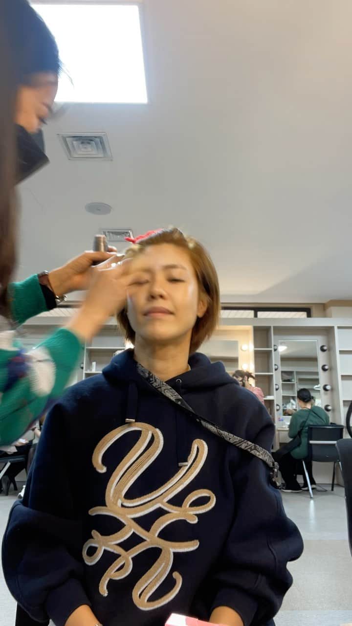 イ・ユンジのインスタグラム：「라니가 예당 연습실에 왔던날 물었다.  엄마역할은 남자야 여자야?  아이다운 신선한 질문이라고 생각했고  그러고나서 생각해보니 내가 이번에 맡은 역할은  남자도 여자도 아이도 노인도 아니었다.  나는 시간이기도하고 아무도 아니었으며  누구나이기도했다. 선생님들 옆에서 노래와 연주듣는것이 너무 좋았고, 무용선생님들의 몸의 언어를바라보는것이 황홀했다. 첫공이끝난후 ✏️  #길위의천국#박영희오페라」