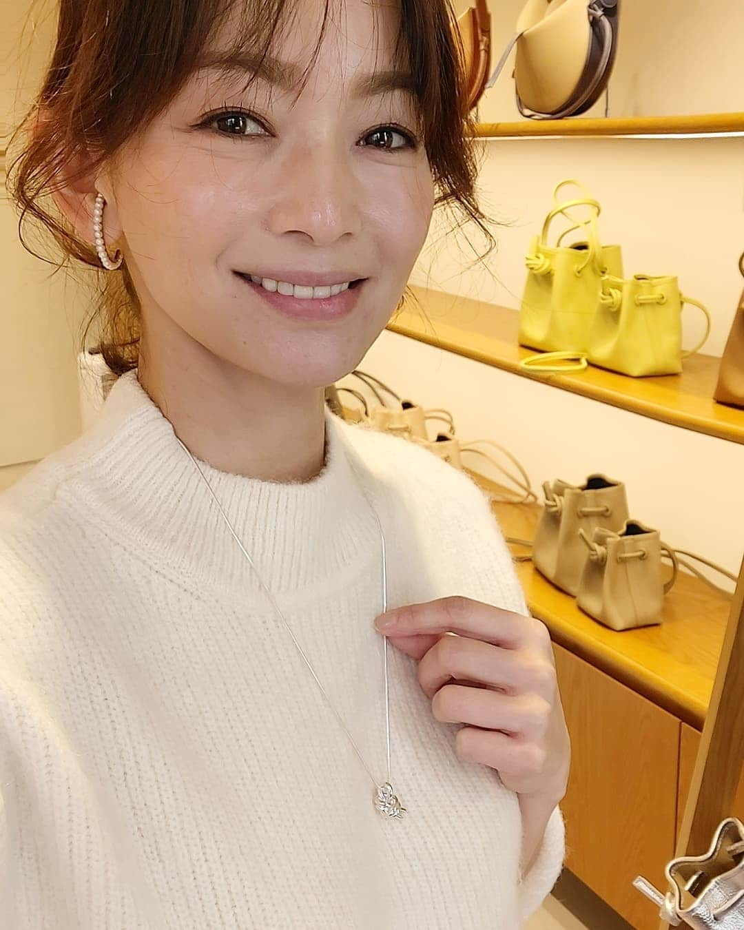 佐藤純さんのインスタグラム写真 - (佐藤純Instagram)「VASIC👜の展示会へナオちゃんと行ってきました😊  @vasic_japan @vasic_newyork  @nao_nao310  定番のBondの新色や、イタリアのレザーを使った『MAISON VASIC』も素敵でした💕  ノットモチーフのジュエリーもデビュー✨  写真4枚目のBondの新色！淡いピンクも可愛かったな～😍  祐子ちゃんにも会えたー‼️  @gomyoyuko  毎回…写真撮る時に、自分だけ顔ちっさく写ろうと後ろにさがるマーシー‼️  @ponpon_marcy  最後は本気の押し合い🤣🤣🤣  #vasic #vasicbondmini #ヴァジック #maisonvasic #ジュエリー #展示会 #ママ #ママモデル #モデル #mama #mamamodel #model」11月12日 23時27分 - junsatoidea