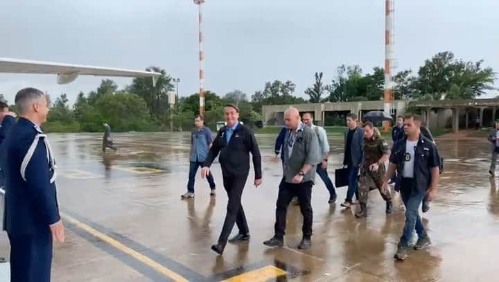 ジルマ・ルセフのインスタグラム：「🇧🇷🇦🇪 O Presidente Jair Bolsonaro embarcou, na manhã desta sexta-feira (12/11), para Dubai. Nos Emirados Árabes Unidos participará da Expo 2020 Dubai, exposição mundial que discute soluções para sustentabilidade, mobilidade e oportunidades para o futuro.  O Brasil marca presença com um pavilhão onde os visitantes vivem uma experiência imersiva com visões, sons e cheiros do país. A ideia é apresentar propostas de melhoria do uso de recursos naturais, estratégias agrícolas sustentáveis e novas formas de geração de energia limpa.  Além de ser uma oportunidade para gerar negócios e movimentar a economia brasileira, a Expo 2020 Dubai vai incentivar o turismo no país, promover a sustentabilidade, diversificar mercados e atrair investimentos estrangeiros.」