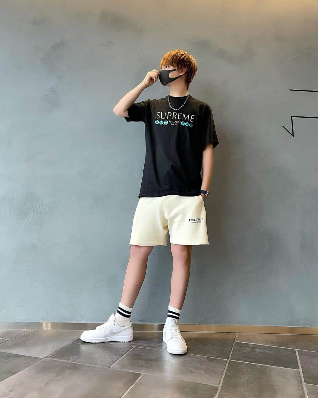 松村淳平のインスタグラム：「この靴下ユニクロなんだけどめちゃいい🙆‍♂️  ▼tops≫#supreme ▼necklace≫#gucci ▼pants≫#essentials  ▼socks≫#ユニクロ ▼sneakers≫#airjordan  ほな」