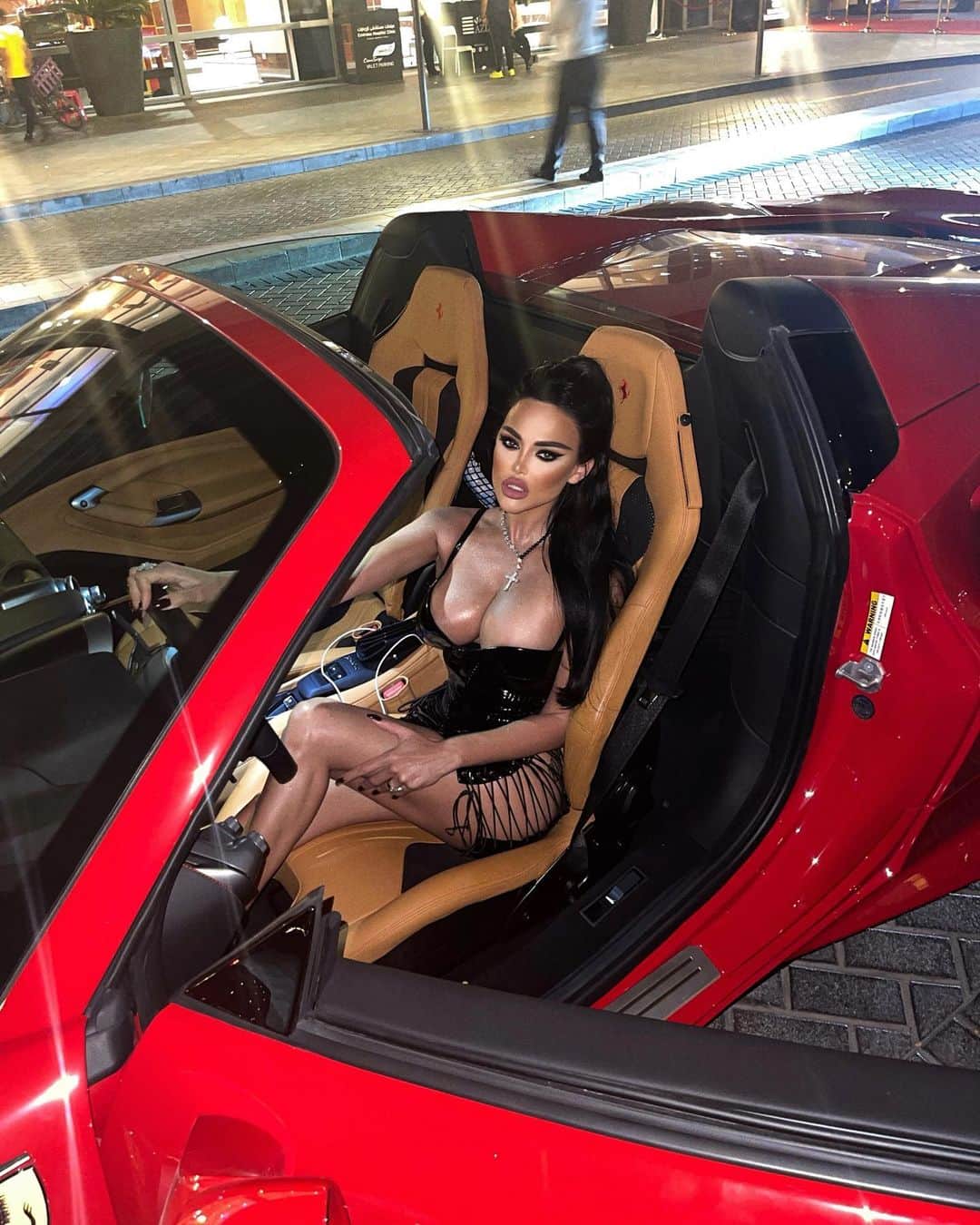 Nita Kuzminaのインスタグラム：「С выбором авто на лето определилась! 💔 Спасибо моему другу из @dubai_rentacar_ за тест драйв этой сладкой малышки! Мы идеально подходим друг к другу, согласны? 🚀🚀」