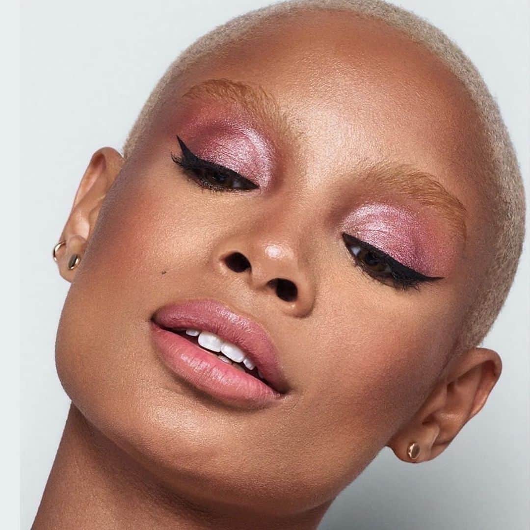 アリアナ・グランデのインスタグラム：「💘 @r.e.m.beauty 🔬❕⚪️🔭💙〰️🛸💻」