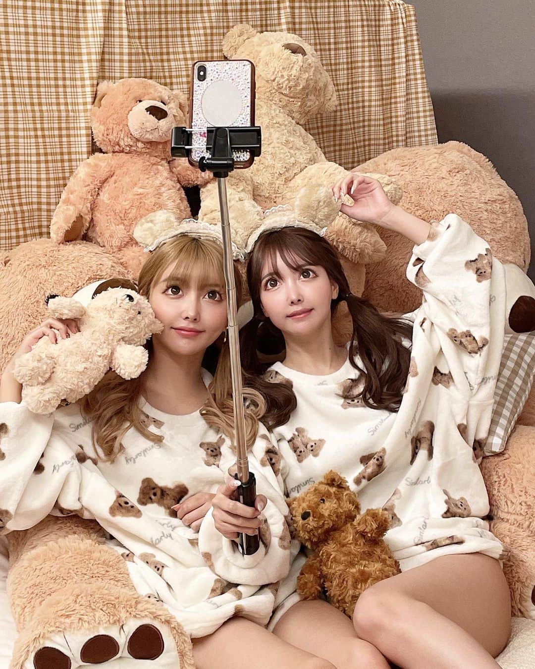吉川ちえさんのインスタグラム写真 - (吉川ちえInstagram)「【🧡twins🧡】 . 双子でくまさん🧸づくし😂💗💗 このルームウェアは ( @grl_official )のだよ😉👐 素材がふわもこで気持ち良い❤️❤️ . #双子 #twins #テディルーム #くまさん #ルームウェア」11月13日 1時17分 - yoshikawachie_16