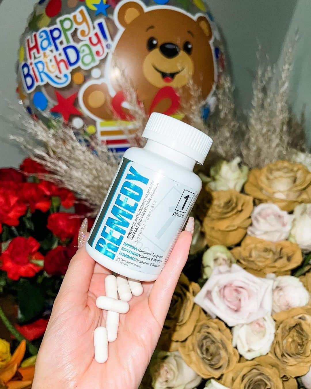 エミリー・シアーズさんのインスタグラム写真 - (エミリー・シアーズInstagram)「MVP award for my birthday week goes to @1stphorm REMEDY anti-hangover supplement 🥴🤣  it works and its saving my old ass this week! 👵🏻🥂🎉   #HangoverCure #AntiHangover #Hangover #1stPhorm #IAm1stPhorm」11月13日 2時23分 - emilysears