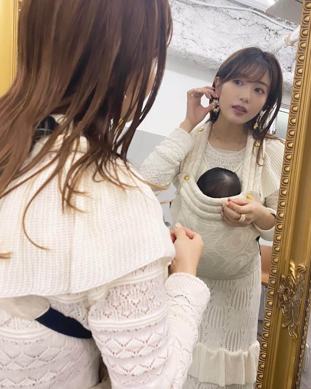 舟山久美子（くみっきー）さんのインスタグラム写真 - (舟山久美子（くみっきー）Instagram)「@lilasmillesime_official  先日の展示会にて✨  質問に多かった抱っこ紐は @artipoppe のもの👶 亜美ちゃんがいつもつかってるの見てて妊娠中に即購入してたのです✨  そして、嬉しいご報告があります♡ 昔から大好きで愛用していた アクセサリーブランドのリラレジムさんで…コラボできる事になりました😭🙏嬉しすぎて聞いた瞬間飛び上がりました！  この画像は、展示会合間に1stサンプルチェックしているところ。 何度も言いますが本当に嬉しい🥺  自分の好きな世界観をただ詰め込み、こだわったデザインも考え中です。パールアイテムが豊富なブランドで、パール自体に女性らしさをUPさせる効果もあるので産後のわたしにもピッタリ😉  みなさま。こんなの欲しい♡が在れば…コメントお待ちしています😘」11月13日 12時19分 - kumikofunayama