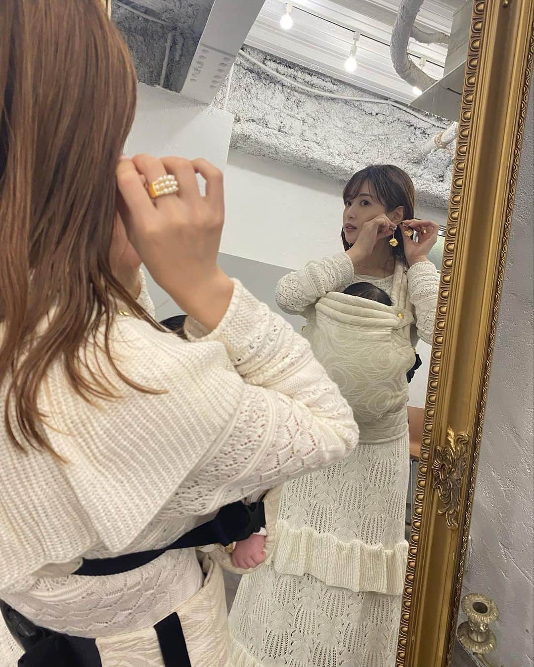 舟山久美子（くみっきー）さんのインスタグラム写真 - (舟山久美子（くみっきー）Instagram)「@lilasmillesime_official  先日の展示会にて✨  質問に多かった抱っこ紐は @artipoppe のもの👶 亜美ちゃんがいつもつかってるの見てて妊娠中に即購入してたのです✨  そして、嬉しいご報告があります♡ 昔から大好きで愛用していた アクセサリーブランドのリラレジムさんで…コラボできる事になりました😭🙏嬉しすぎて聞いた瞬間飛び上がりました！  この画像は、展示会合間に1stサンプルチェックしているところ。 何度も言いますが本当に嬉しい🥺  自分の好きな世界観をただ詰め込み、こだわったデザインも考え中です。パールアイテムが豊富なブランドで、パール自体に女性らしさをUPさせる効果もあるので産後のわたしにもピッタリ😉  みなさま。こんなの欲しい♡が在れば…コメントお待ちしています😘」11月13日 12時19分 - kumikofunayama