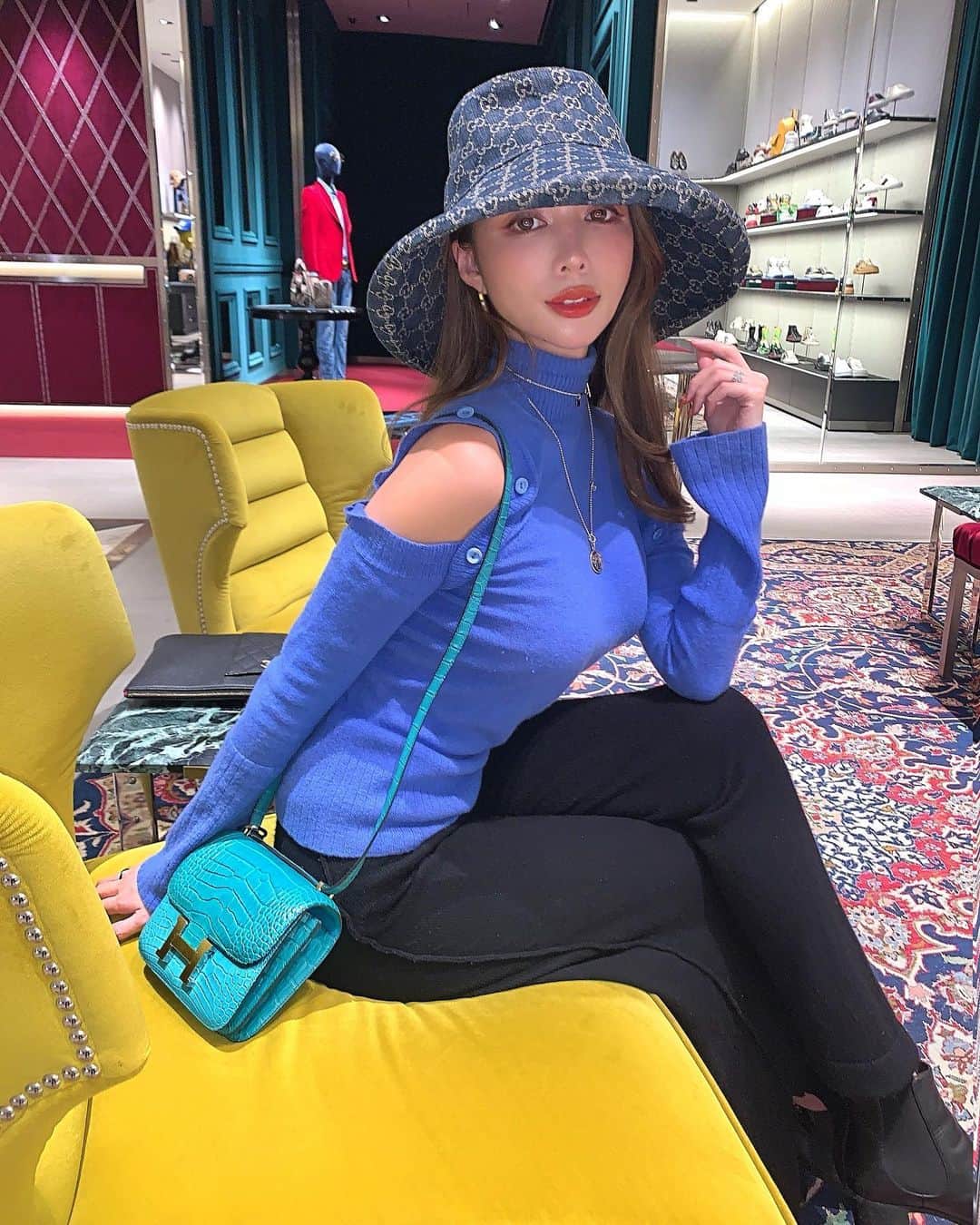 のインスタグラム：「@gucci Ginza💙 The moment of waiting for my size👋 Love the retoro feel of GUCCI...❤︎  この前買ったこの帽子がタイプすぎて またきちゃった💙 グッチのレトロ感すき💛  #gucci #hat #guccihat #autumnfashion #fashonstyle #hermes #hermesconstance #constance #グッチ #銀座 #ハット #帽子 #エルメス #コンスタンスミニ」