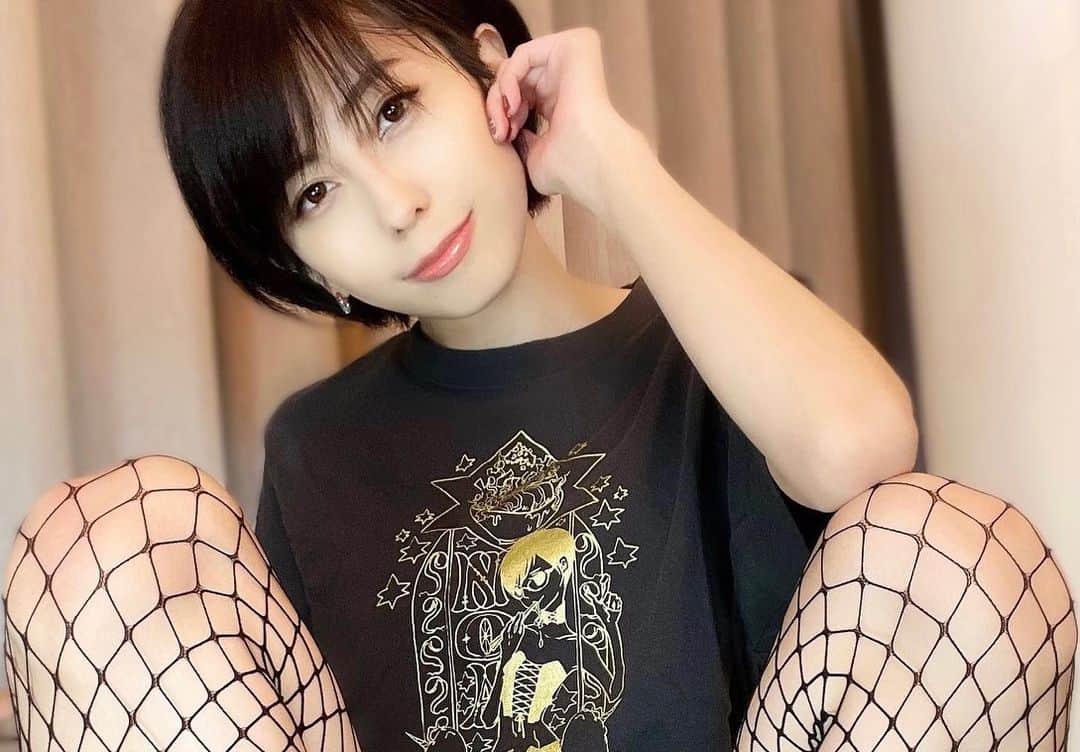 乃亜のインスタグラム：「着ているのはPredatorRatコラボのTシャツ🍜 ニンニクマシマシ系ラーメンと眼鏡姿の私が描かれた素敵なデザイン🍜🍜🍜 (BOOTHの乃亜通販で販売中です)」