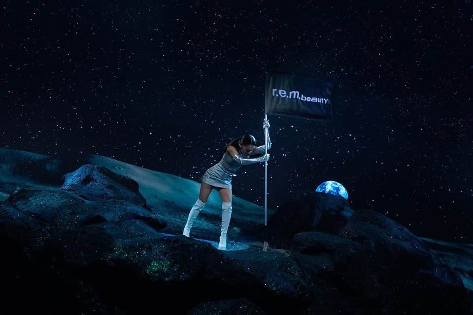 アリアナ・グランデのインスタグラム：「#rembeautyexperience @instagram 🔬🤍 @r.e.m.beauty」