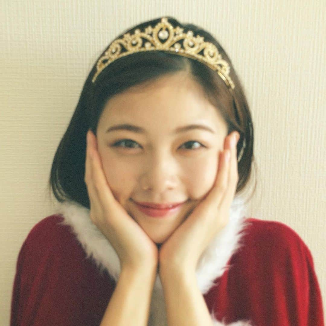 小芝風花さんのインスタグラム写真 - (小芝風花Instagram)「10年前の11月13日。 現在の所属事務所、オスカープロモーションのオーディションで、グランプリを頂きました👑 ⁡ その日から芸能界に入り、 なんと10年が経ちました☺︎ ⁡ いろいろな経験をさせて頂いたなぁ ⁡ 楽しいことも 苦しいことも 嬉しいことも 悔しいことも ⁡ いーっぱいあったけど、 過ぎてみると 全部いい経験だったなと思えます☺︎ ⁡ あの時の悔しさがあるから 今頑張れるし、 ⁡ あの時の嬉しさがあるから さらに上を目指せるし、 ⁡ 前に進めていないような気がして 周りに置いていかれているような気がして 焦る気持ちもあったけど、 無駄な事や時間はきっと1つもなくて、 全て今の私に繋がっているんだなと感じます。 ⁡ 昔から応援して下さっている皆様、 最近私を知って応援して下さっている皆様、 いつも温かい応援コメント 本当にありがとうございます☺︎✨ ⁡ 今まで何度も言っている事なのですが、 皆さんの応援のお陰で、 皆さんの温かいコメントのお陰で、 元気をもらえています☺︎ お仕事が決まるたびに、 自分の事のように喜んで下さる皆さんに もっといい報告が出来る様にと頑張れます☺︎ ⁡ その恩返しが出来る様に、 これからも作品を通して 皆様に楽しんで頂けるよう、精進いたします😊 ⁡ これから先の10年、20年、いやいやもっと先まで 末永く応援して下さると嬉しいです♪ ⁡ 長くなってしまいましたが、 私にとっては記念すべき日なので 許してください🙋‍♀️笑 ⁡ オーディション当時の ティアラとタスキ？みたいなのを ずっと持っていたので、 久しぶりに装着してみました👑 ⁡ 10年かぁ〜 改めて10年てすごいなぁ〜 ⁡ ママ様が 「そら歳もとるわなぁ」と嘆いています。」11月13日 6時50分 - fuka_koshiba_official